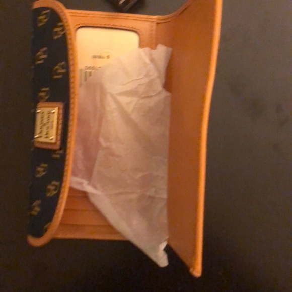 A Dooney and Bourke wallet - Picture 4 of 5